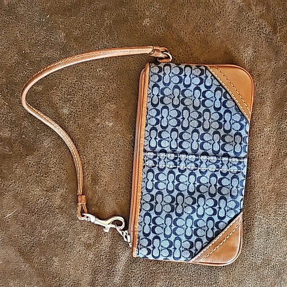 COACH Medium Wristlet - Picture 2 of 8
